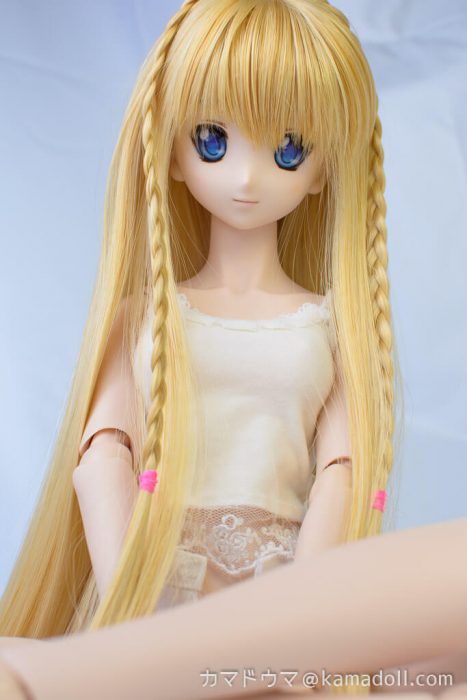 白背景でドルフィードリームDDH-06子があぐらをかいている様子を下から写した写真