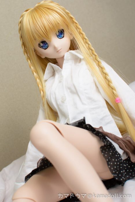 室内でスカート姿のドルフィードリームDDH-06子が座っている様子を写した写真