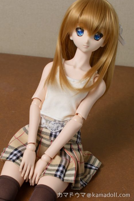 室内でドルフィードリームDDH-06子が座っている様子を少し上から写した写真