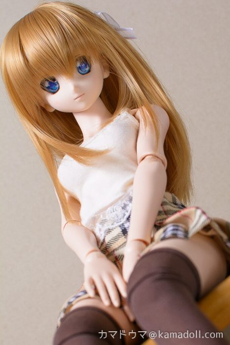 室内でドルフィードリームDDH-06子が座っている様子を下から写した写真