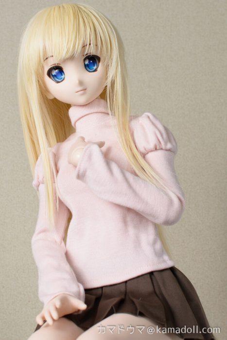 室内でドルフィードリームDDH-06子が座っている様子を下から写した写真