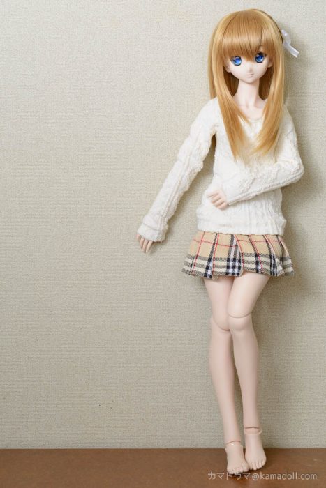 室内でドルフィードリームDDH-06子が壁に寄りかかっている写真
