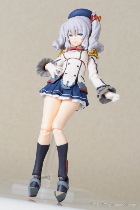 figuma鹿島が恥ずかしそうに立っている様子をローアングルで撮った写真