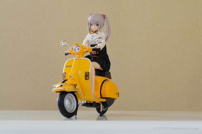 イノセンティアがベスパに乗っている様子を斜めから