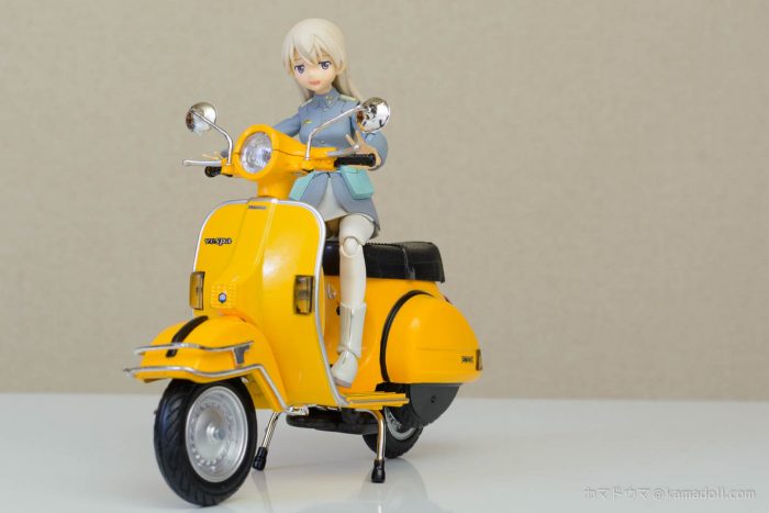 figmaエイラがベスパに乗っている様子を斜め前から