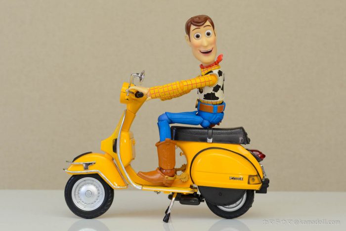 ウッディがベスパに乗っている様子を横から