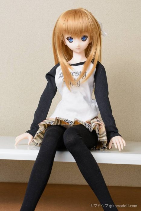 黒タイツのドールが座ってるだけの写真